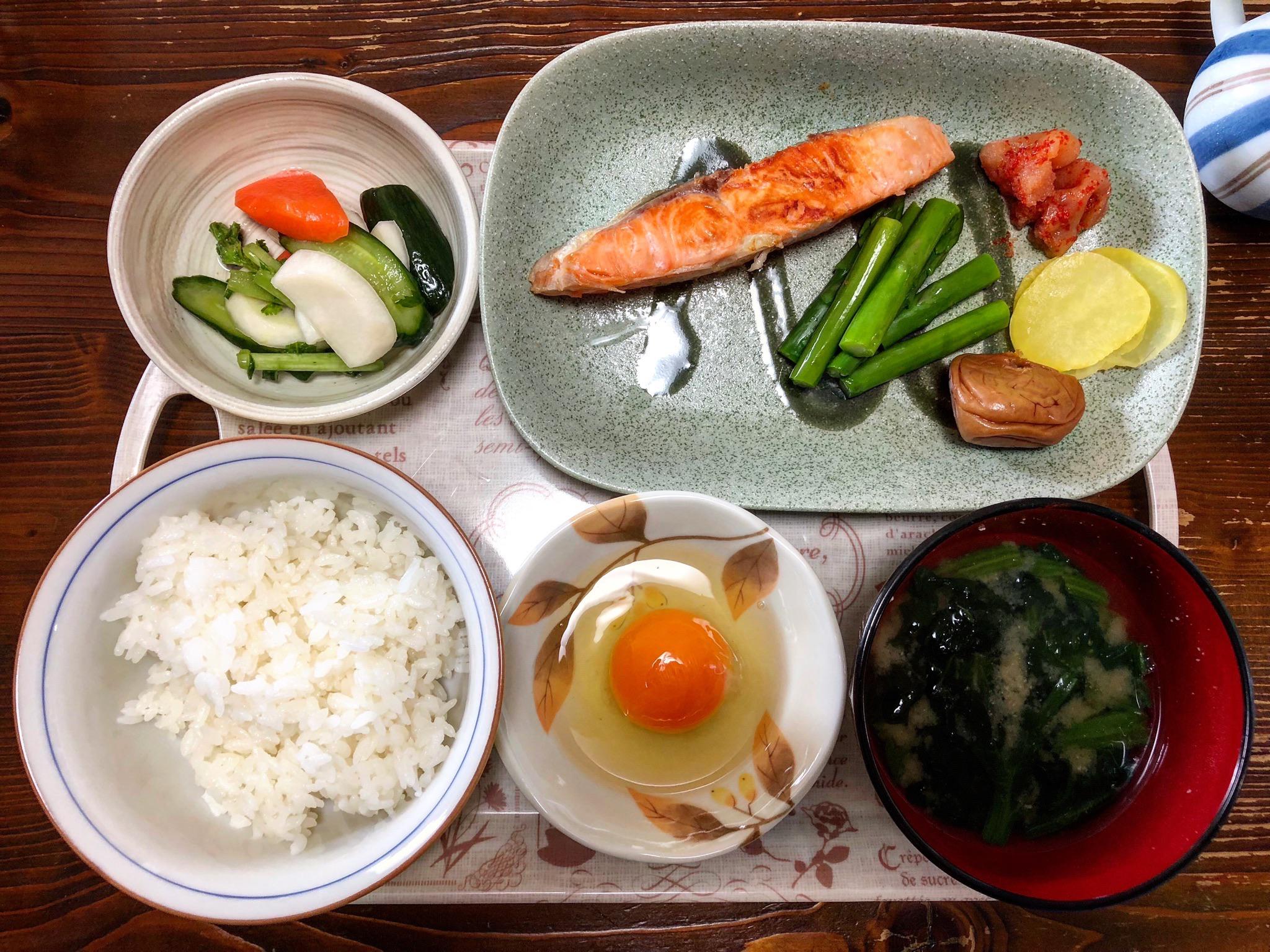 Homecooked breakfast in Japan: miso soup, tamago kake gohan, salmon ...