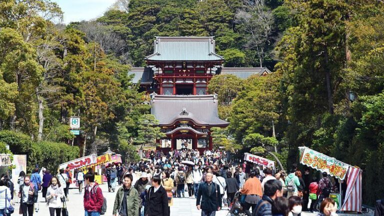 Exploring the Scenic Route: Tsurugaoka Hachimangu to Kamakura Station