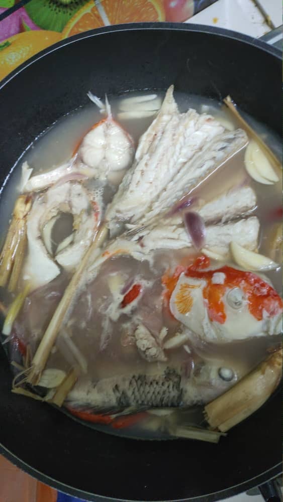 M'sian woman makes fish soup with pet Japanese koi, says it tastes like ...